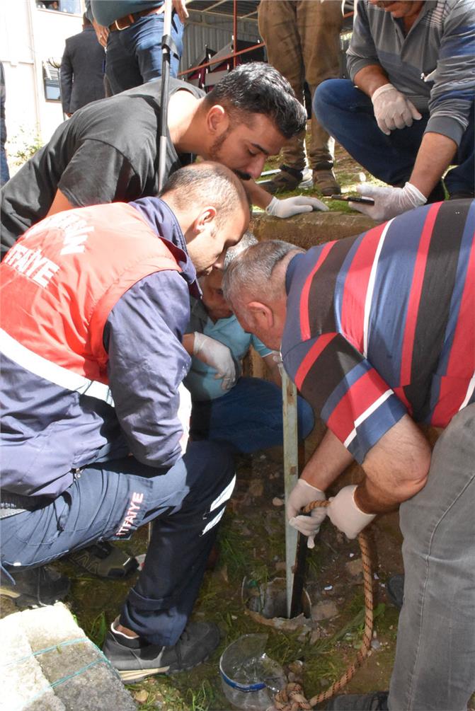 Mersin Tarsus'ta Su Gideri Borusuna Düşen Yavru Köpek Kurtarılırken, Başında Annesi Bekledi