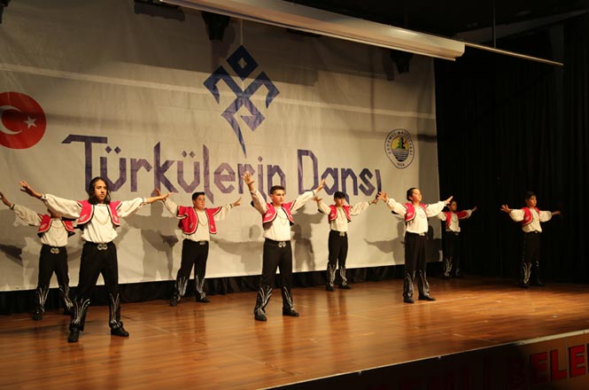 Erdemli Belediyesi Türkülerin Dansı Topluluğu, Muhteşem Bir Gösteri Gerçekleştirdi
