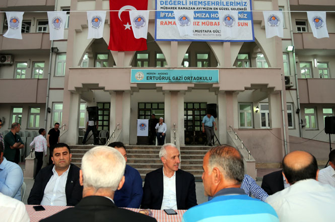 Akdeniz Belediye Başkanı Mustafa Gültak, İlk İftarını Vatandaşlarla Birlikte Açtı