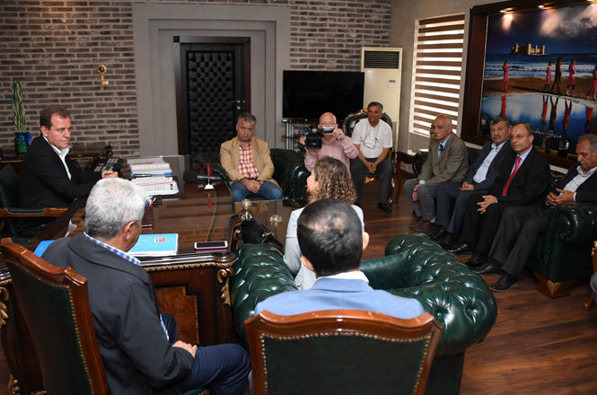 KESK MYK Üyeleri ile Tüm Bel-Sen temsilcileri Mersin Büyükşehir Belediye Başkanı Vahap Seçer’i Ziyaret Etti