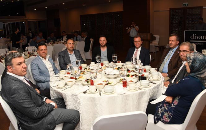 Mersin Büyükşehir Belediyesi Meclis Üyeleri İftar Yemeğinde Bir Araya Geldi