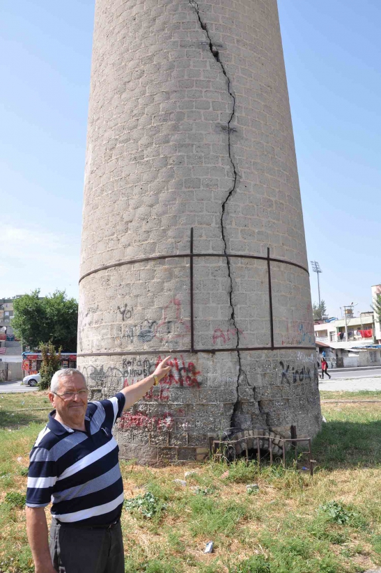 Bacada Büyük Tehlike! Tarsus'ta Tescilli Taşınmaz Kültür Varlığı Olan Tarihi Rasim Dokur Bacasındaki Çatlaklar Büyüyor