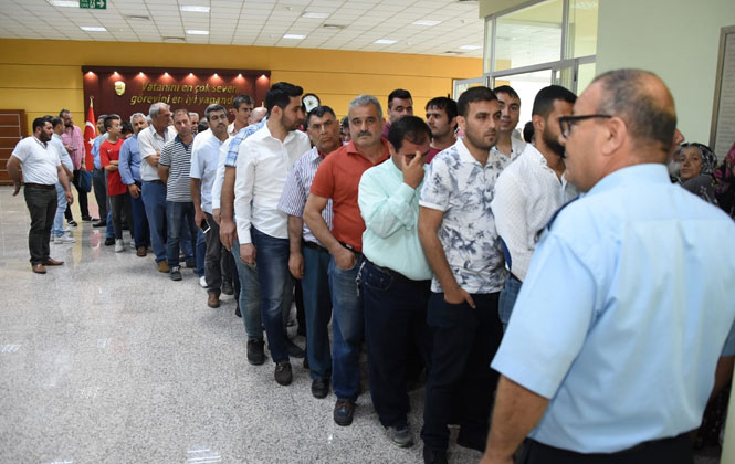 Yüzlerce Vatandaş, Başkanı Tebrik Etmek İçin Uzun Kuyruklar Oluşturdu