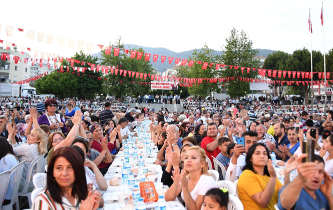 Binlerce Anamurlu Mersin Büyükşehir'in İftar Sofrasında Bir Araya Geldi