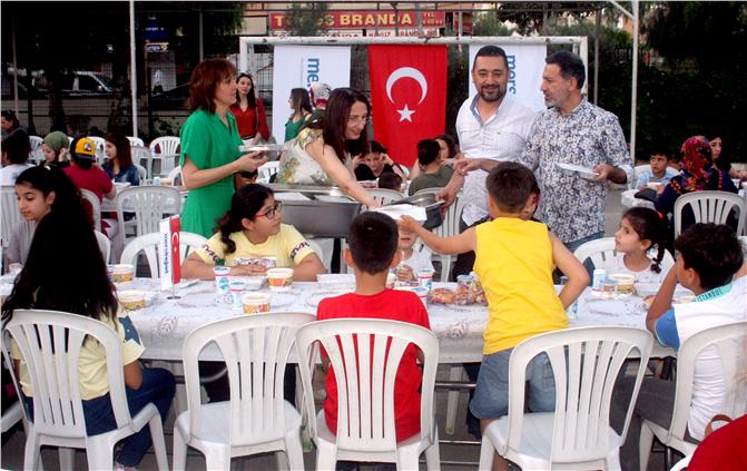 Mersin'de Düzenlenen İftar Yemeğinde, Yüzlerce Kişiye İş Veren, İş İnsanları Garson Olup Masalara Servis Yaptı