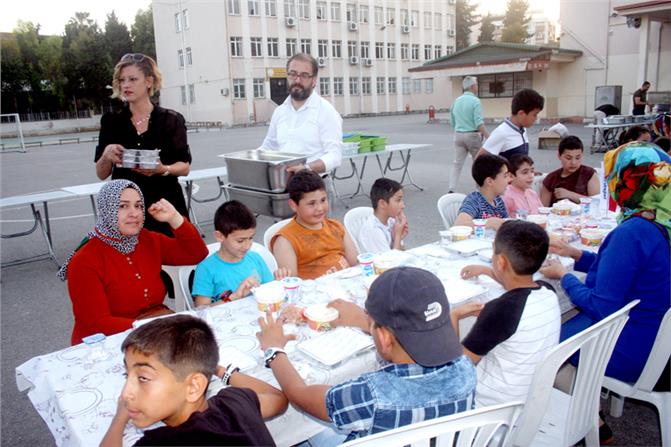 Mersin'de Düzenlenen İftar Yemeğinde, Yüzlerce Kişiye İş Veren, İş İnsanları Garson Olup Masalara Servis Yaptı