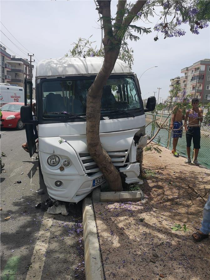 Mersin Tarsus’ta İçin de Yolcuların Bulunduğu Minibüs Kaza Yaptı: 7 Yaralı