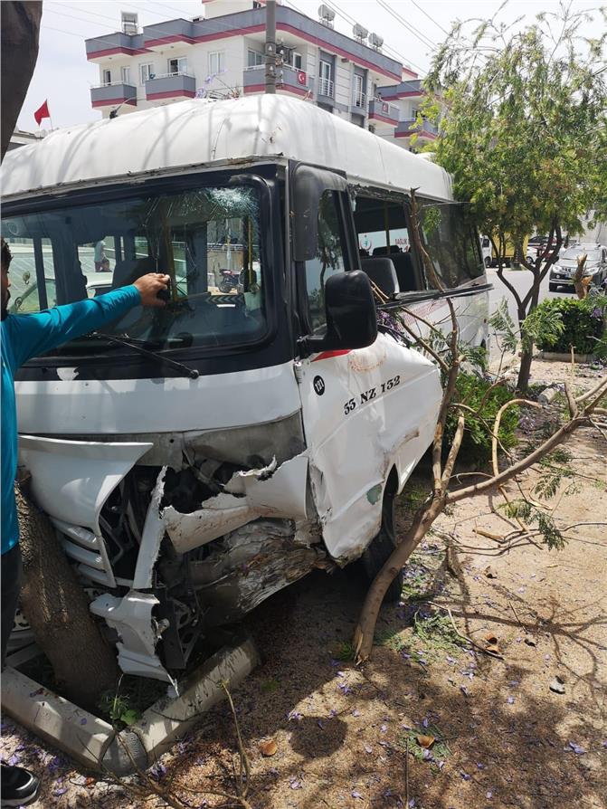 Mersin Tarsus’ta İçin de Yolcuların Bulunduğu Minibüs Kaza Yaptı: 7 Yaralı