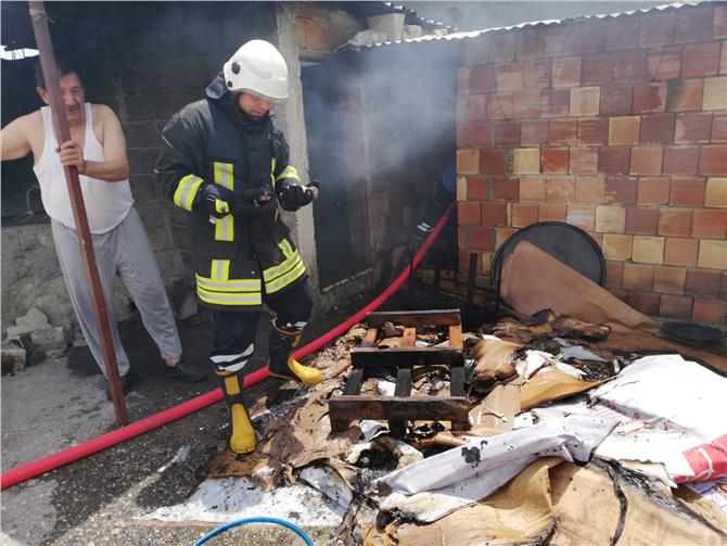 Mersin Tarsus Barbaros Mahallesindeki Bir Evin Odunluğunda Çıkan Yangında, Yavru Kedileri İtfaiye Kurtardı