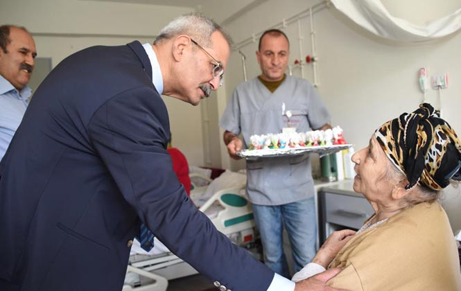 Başkan Bozdoğan, Huzurevi Sakinleri İle Hastalarla Bayramlaştı