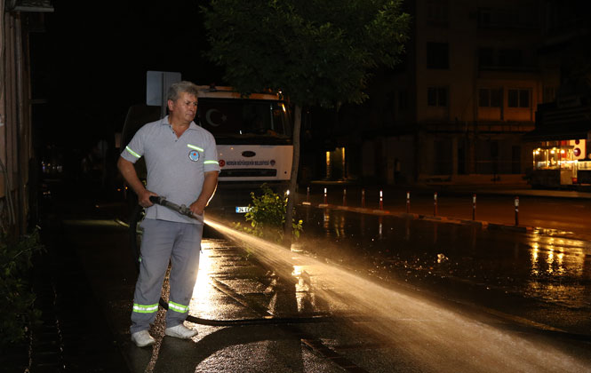 Büyükşehir Ekiplerinden Gece Temizliği