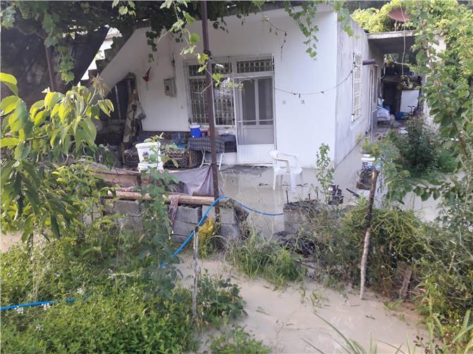 Mersin’de Yaşlı Çiftin Yaşadığı Evi Her Yağmur Sonrası Su Basıyor