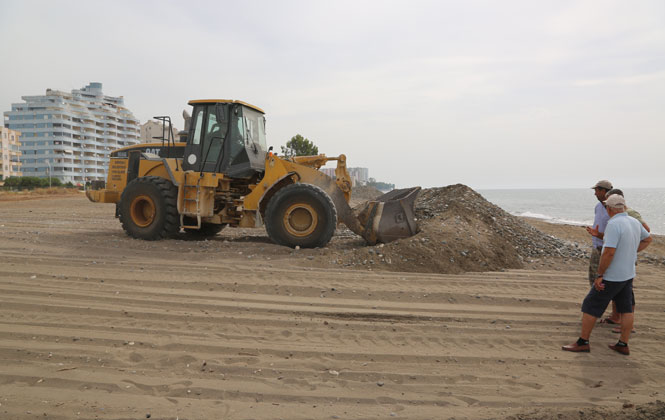 Erdemli Belediyesi, Arpaçbahşiş Sahil Temizliğini Gerçekleştirdi