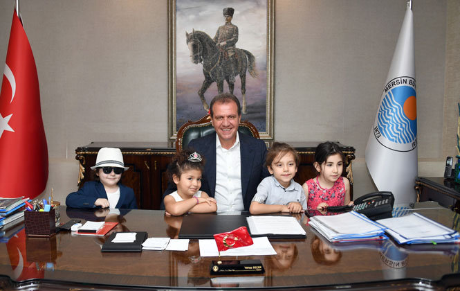 Miniklerden Mersin Büyükşehir Belediye Başkanı Vahap Seçer'e Babalar Günü Ziyareti