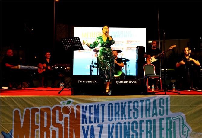 Mersin'de Şarkılar Denize Karşı Söyleniyor