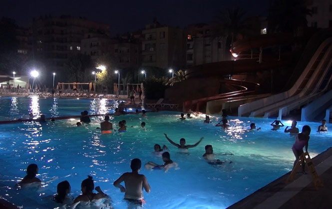 Tarsus kent Merkezinde Bulunan Tarsus Su Parkı Havuzunda, Aileler Canlı Müzik Eşliğinde Doyasıya Eğlendi