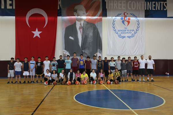 Erdemli Belediyesi’den basketbol kursu