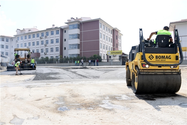 Mersin'de Hem Esnaf, Hem Öğrenciler Toz ve Çamurlu Yoldan Kurtuldu