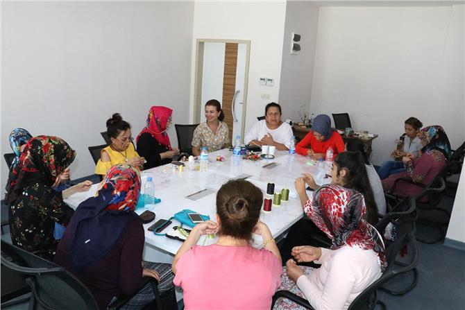 Mersin'de Genç Kızlar İğne Oyası Öğreniyor