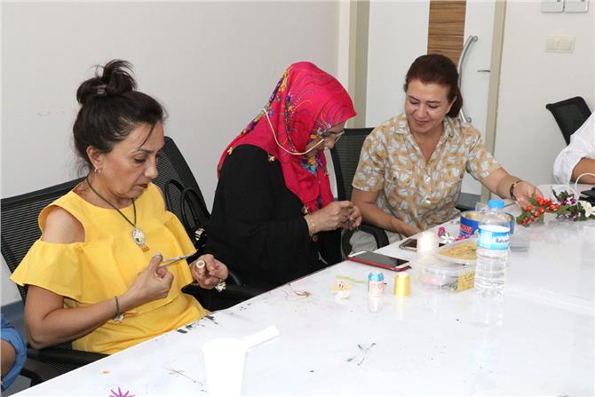 Mersin'de Genç Kızlar İğne Oyası Öğreniyor