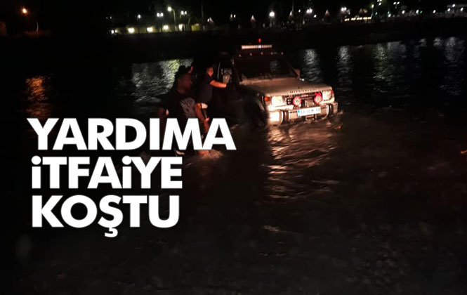 Mersin'in Tarsus İlçesinde Debisi Yükselen Suda Araçla Mahsur Kalan, Dört Kişiyi İtfaiye Ekipleri Kurtardı