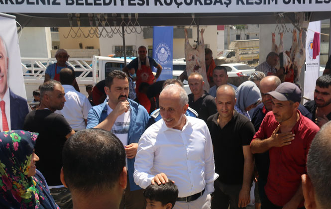 Akdeniz Belediye Başkanı Gültak; Kurban Kesim Yerlerini Ziyaret Etti, Vatandaşlarla Bayramlaştı