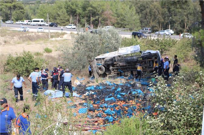 Mersin Toroslar Arslanköy'de Tarım İşçilerini Taşıyan, Şeftali Yüklü Şarampole Kamyon Devrildi; 1 Ölü 12 Yaralı