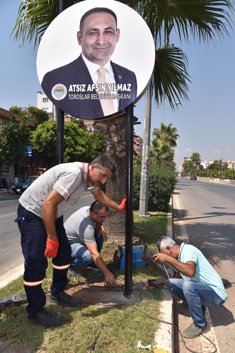 Mersin'de Büyükşehir Belediye Ekipleri Tarafından Sökülerek Depoya Kaldırılan Tabelalar, Başkan Yılmaz Tarafından Yerlerine Diktirildi