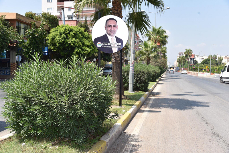 Mersin'de Büyükşehir Belediye Ekipleri Tarafından Sökülerek Depoya Kaldırılan Tabelalar, Başkan Yılmaz Tarafından Yerlerine Diktirildi