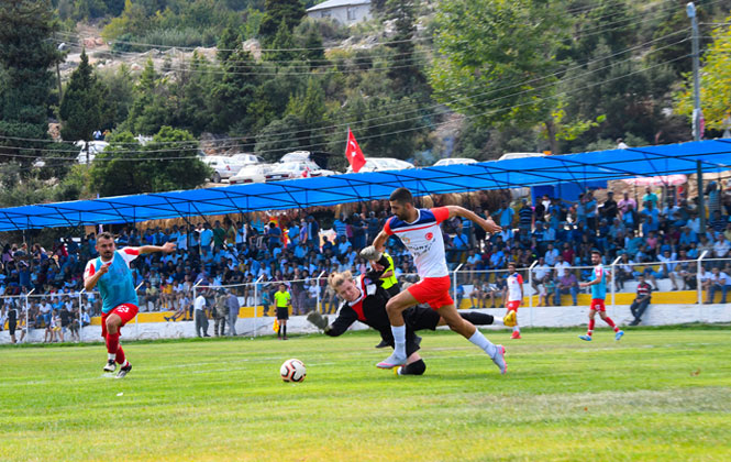 Fındıkpınarı Futbol Turnuvası’nın Şampiyonu Emirler! Fındıkpınarı Şampiyonu Emirler’e Kupasını Büyükşehir Belediye Başkanı Seçer Verdi