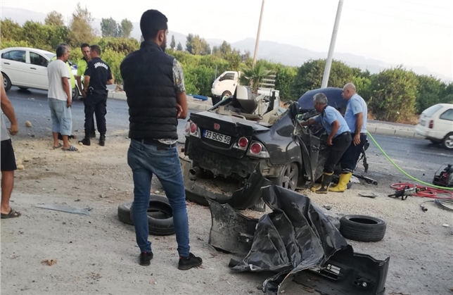 Mersin Erdemli Kargıpınarı’nda Trafik Kazası; Otomobil Ağaça Çaptı: 1 Ölü, 1 Ağır Yaralı