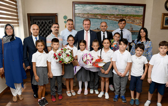 Mersin'de, Öğretmen ve Öğrenciler Yeni Eğitim Öğretimin Döneminin İlk Günü, Başkan Seçer'i Ziyaret
