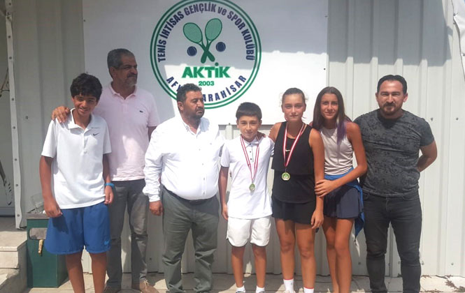 Büyükşehir’in Tenis Kulübü Performans Oyuncuları Afyon’dan Madalyayla Döndü