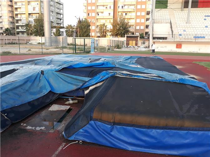 Mersin Tarsus Şehir Standındaki Spor Malzemeleri Günden Güne Çürüyor