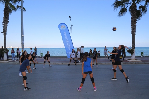 Caddede Özgürce Voleybol Oynayıp Bisiklete Bindiler