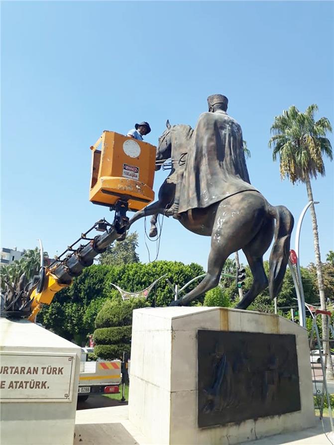 Büyükşehir, Atatürk Heykellerini Bakıma Aldı