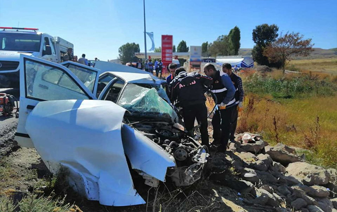Bitlis'te TIR ile Otomobil Çarpıştı 3 Ölü 4 Yaralı