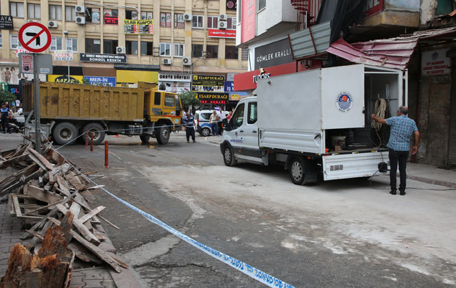 Çöken Binada Güvenlik Önlemi Alındı, Yola Düşen Enkaz ve Moloz Kaldırıldı