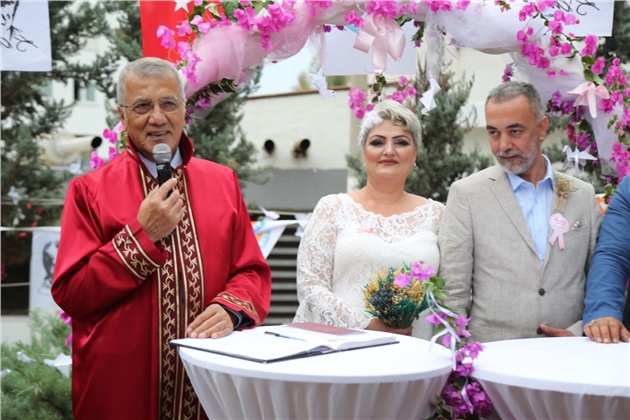 Kanseri Yendi Nikah Masasına Oturdu