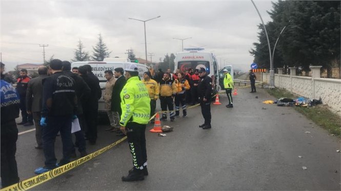 Uşak'ta Durakta Bekleyenlere Otomobil Çarptı 3 Ölü