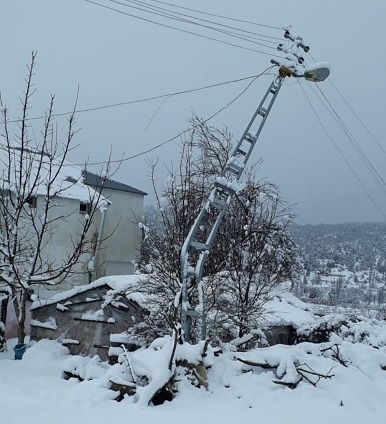 Mersin Erdemli’de Yüksek Kesimlerinde Fırtına Nedeniyle Direkler Devrildi