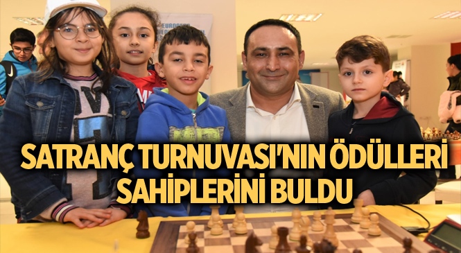 Kurtuluş Kupası Satranç Turnuvası'nın Ödülleri Sahiplerini Buldu