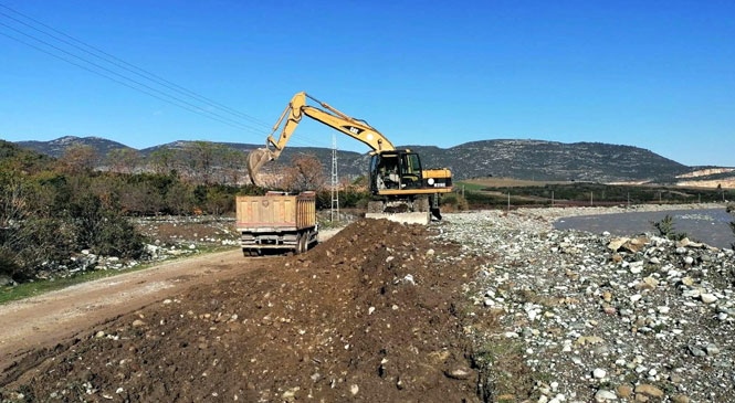 Mersin Akdeniz'de Yağmur Sonrası Bozulan Yol, Köprü ve Sokakları Yenileniyor