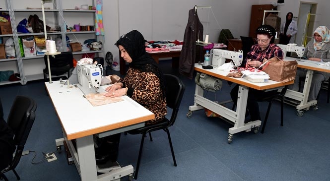 Mersin'de Engelli Çocukların Annelerine Dikiş Kursu! Anneler Hem Üretiyor, Hem Eğleniyor
