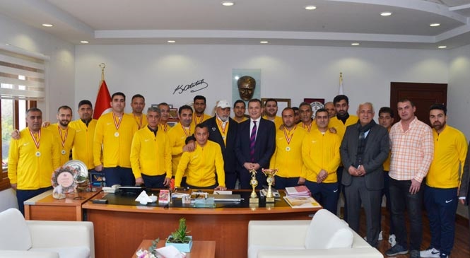 Kurumlararası Futbol Turnuvasında Şampiyon Olan Yenişehir Belediyesi Personel Takımı, Kupa Başkan Özyiğit’e Takdim Etti