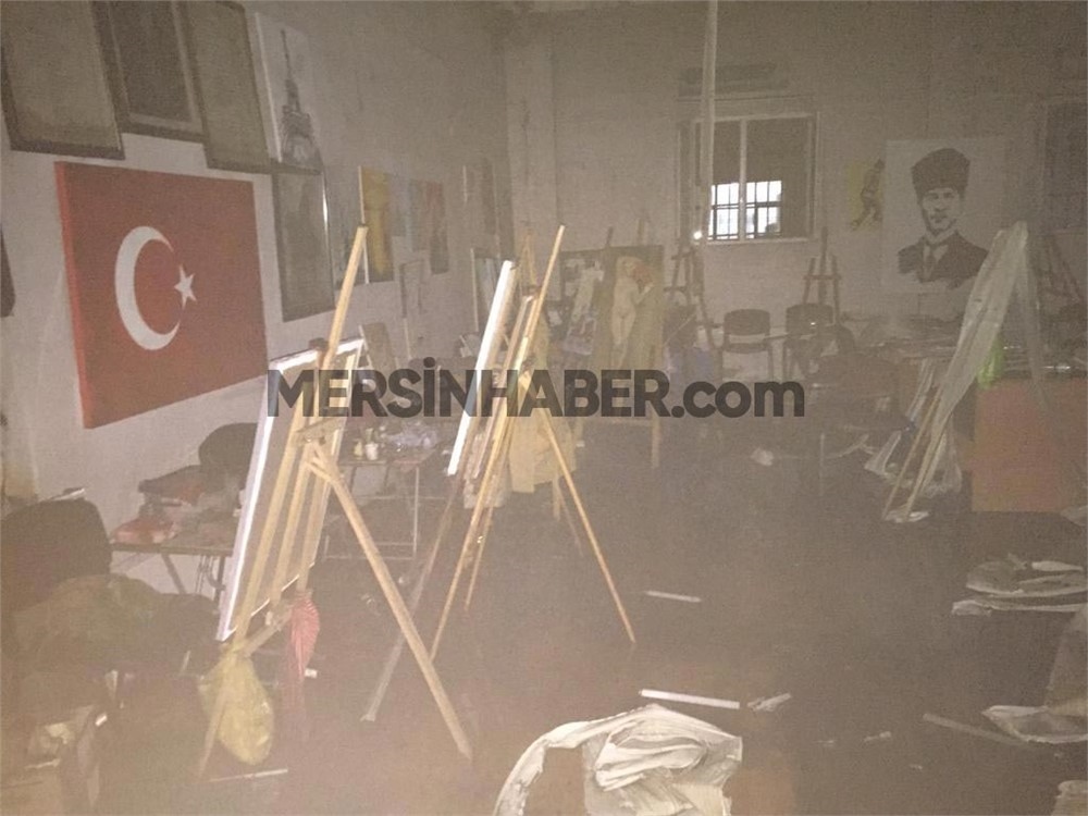 Mersin’in Tarsus İlçesi Şehitishak Mahallesinde Bulunan Mehmet Çelebi Spor Salonu Resim Atölyesi Bölümünde Yangın Çıktı
