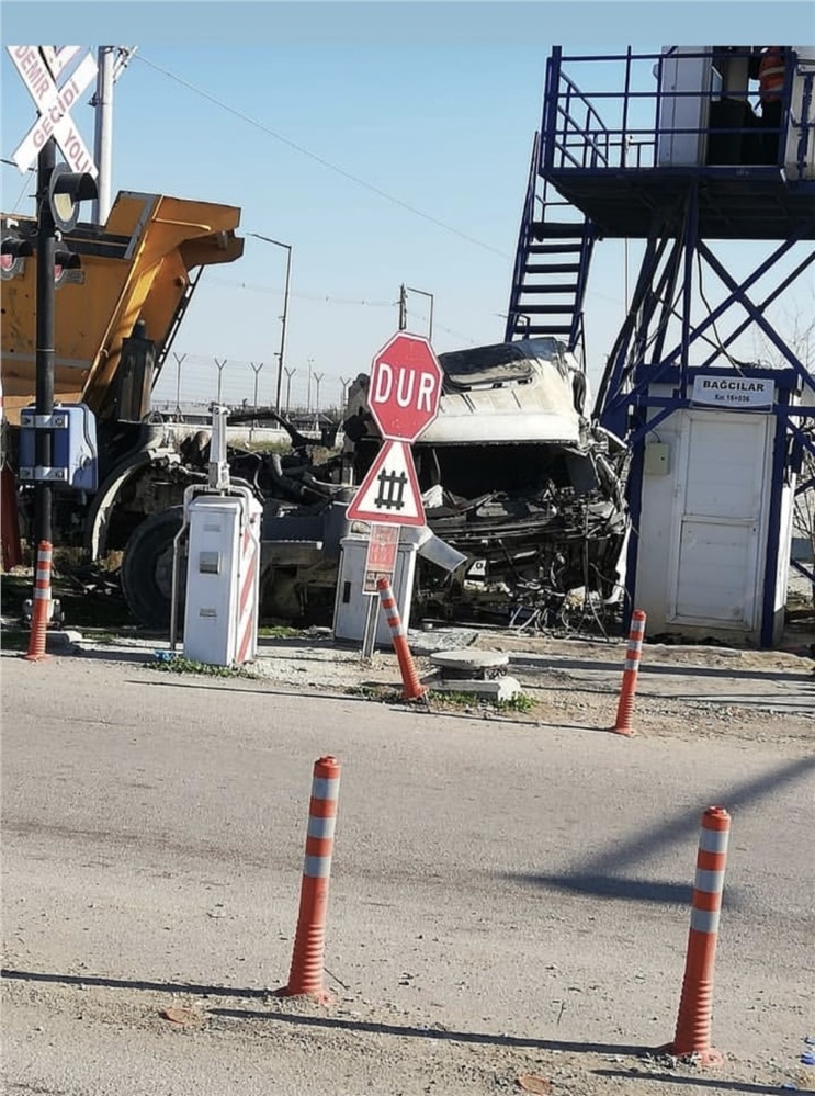 Mersin’den Adana’ya Giden Tren Bağcılar Hemzemin Geçidinde Tıra Çarptı: Köksal Karabulut Hayatını Kaybetti