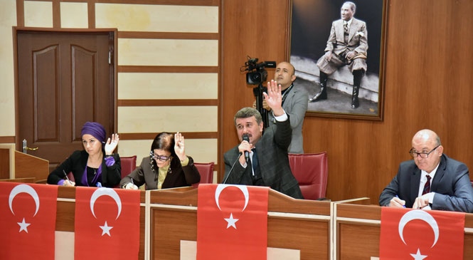 Anamur Belediye Meclisinden Türk Bayraklı Tepki
