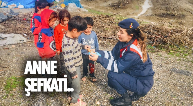 Tarsus İlçe Jandarma'da Görevli Kadın Komutandan Yolda Rastladığı, Ailesi Tarla'da Çalışan Minik Çocuklara Anne Şefkati