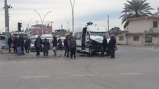 Mersin Tarsus'ta Feci Kaza: Öğrenci Servisine Yolcu Otobüsü Çarptı